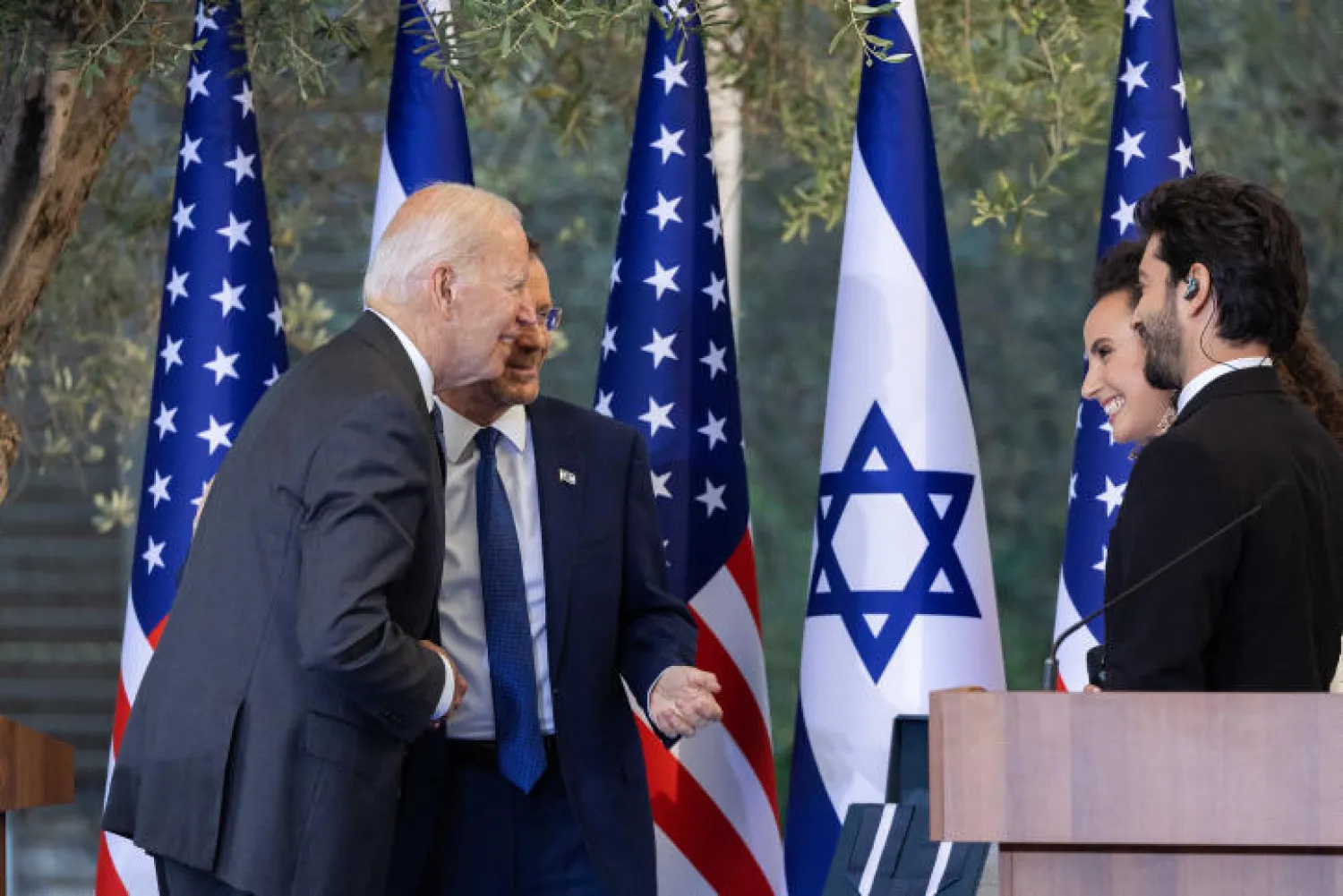 الرئيس الأميركي جو بايدن يقترب من المطربين ران دانكر ويوفال ديان بعد الانتهاء من الغناء في القدس (تايمز أوف إسرائيل)