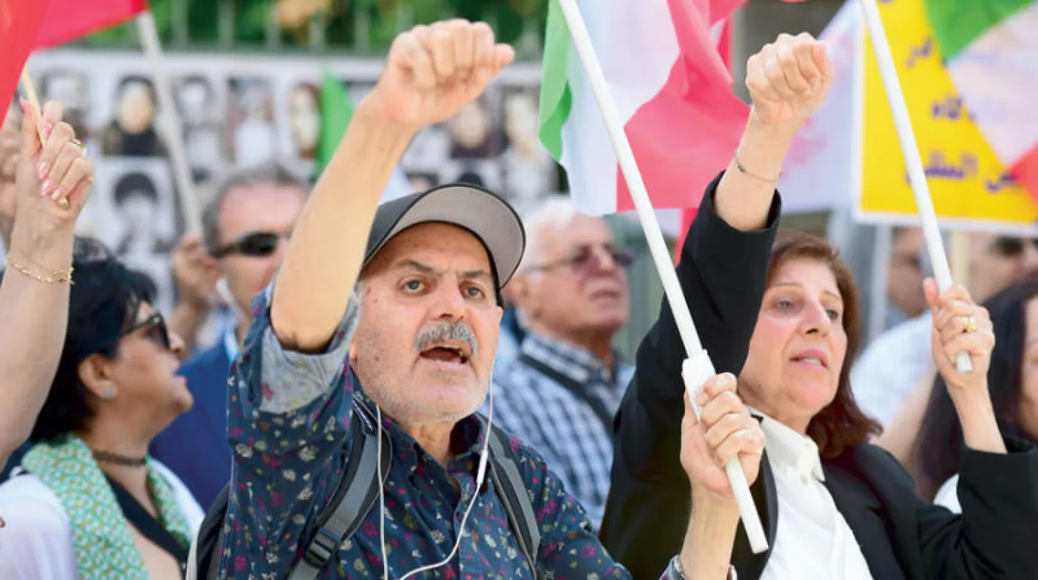 معارضون إيرانيون يحتلفون بالحكم الصادر أمام مقر محكمة ستوكهولم الخميس الماضي (إ.ب.أ)