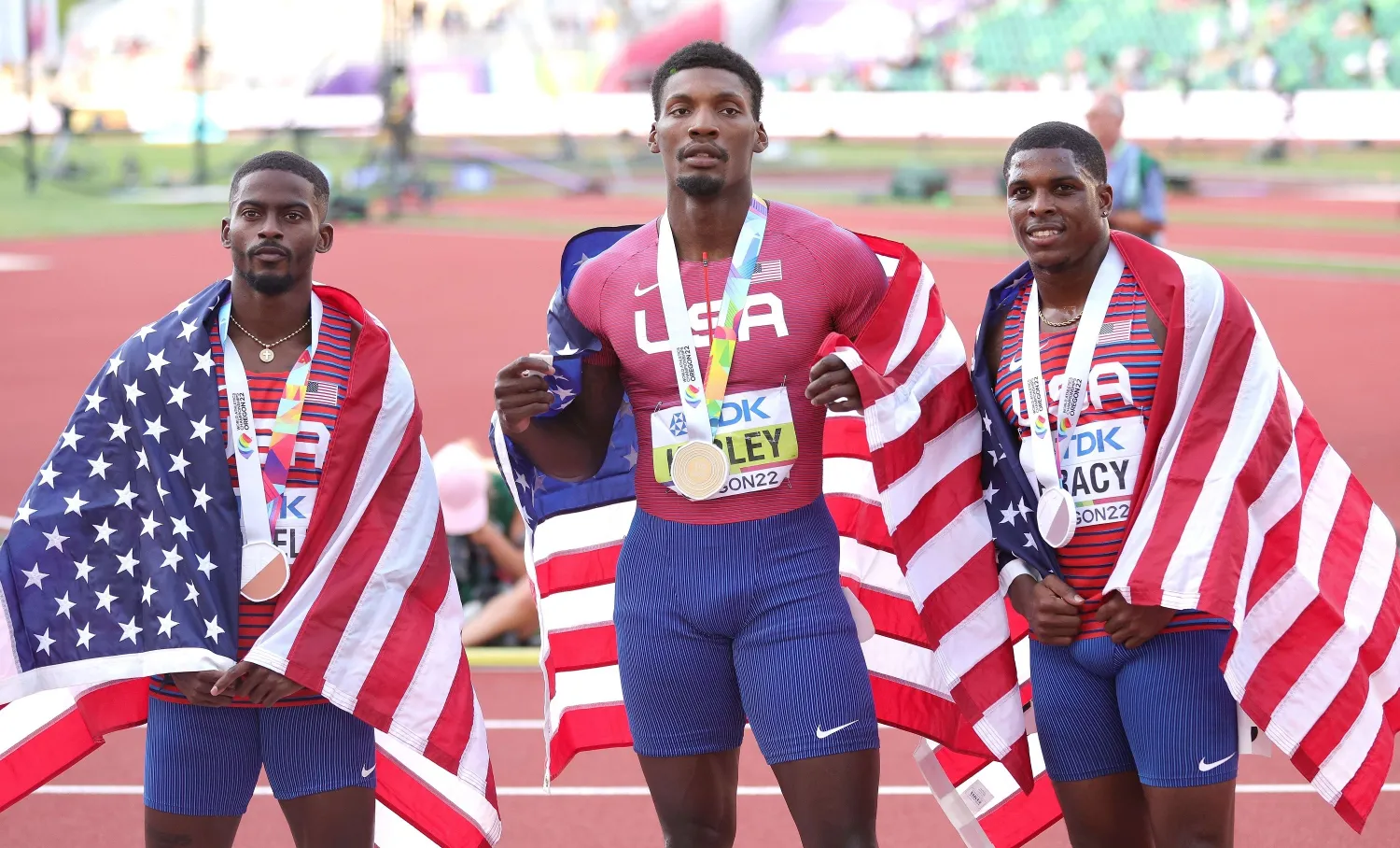 فريد كيرلي ومارفن بريسي وترايفون بروميل بعد نهاية السباق (أ.ف.ب)