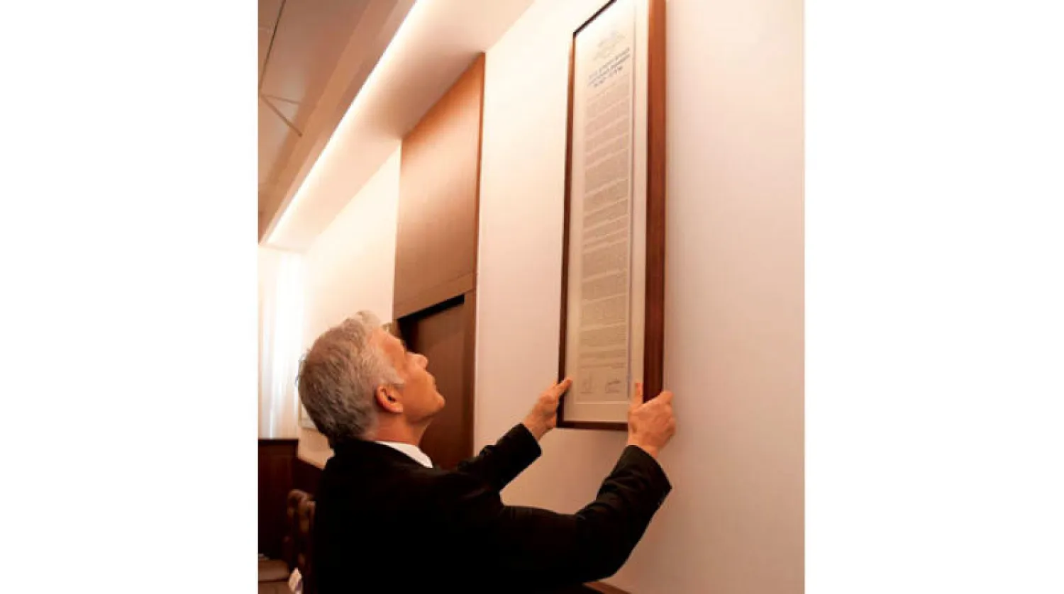 صورة نشرها مكتب رئيس الحكومة للبيد يعلق {إعلان القدس} في قاعة مقر الكابينت أمس