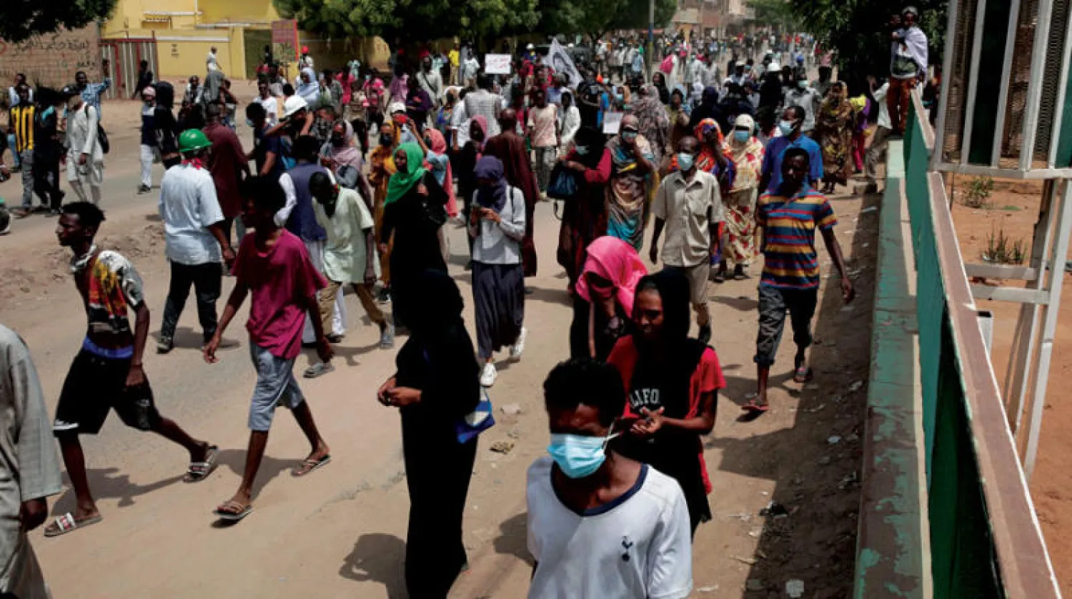 جانب من تظاهرة الخرطوم أمس (أ.ب)