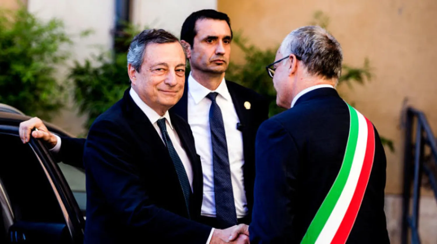 رئيس الوزراء الإيطالي يصافح عمدة روما، في 15 يوليو (إ.ب.أ)