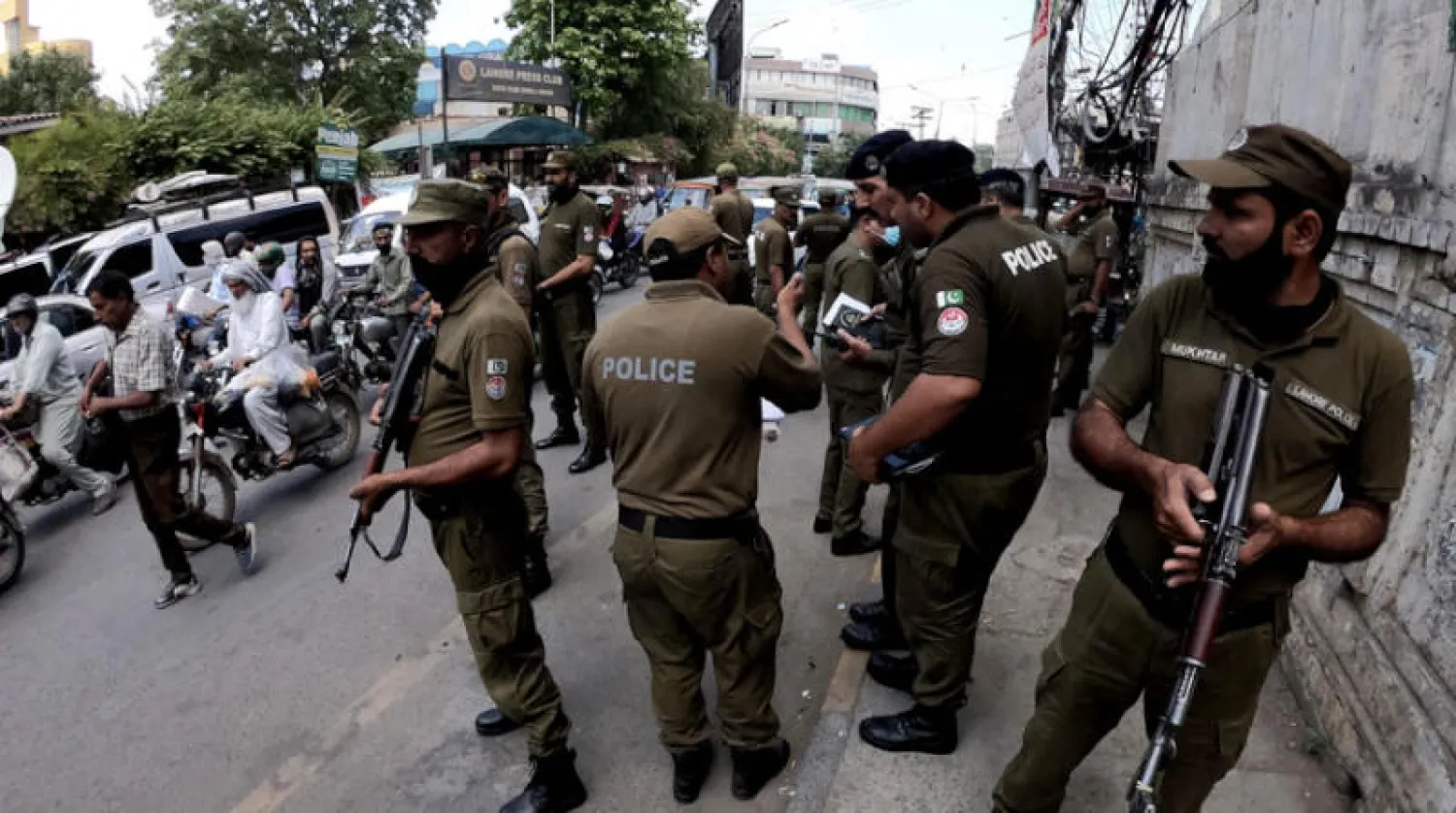 الشرطة الباكستانية في حالة استنفار أمني لمنع مسيرة لأنصار حزب «تحريك إنصاف» الموالي لرئيس الوزراء السابق عمران خان نهاية الأسبوع الماضي (إ.ب.أ)