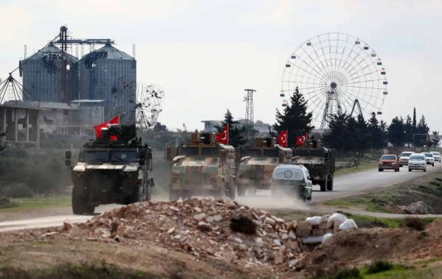 رتل عسكري تركي على الطريق السريعة الرابطة بين محافظتي حلب واللاذقية  (أرشيفية-أ.ف.ب)