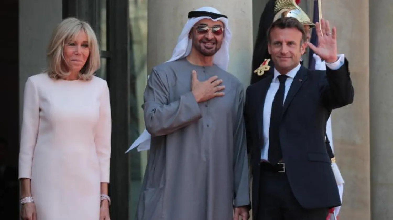 Fransa Cumhurbaşkanı Emmanuel Macron, Paris'teki Elysee Sarayı'na gelişinde BAE Cumhurbaşkanı Şeyh Muhammed bin Zayed'i kabul etti (EPA)