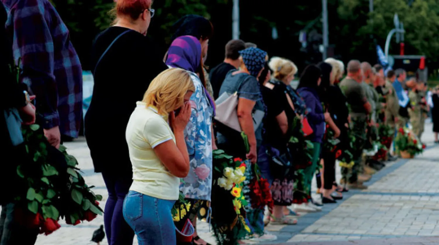 أقارب وزملاء يشيعون في كييف أمس جندياً قضى في المعارك بالشرق الأوكراني (إ.ب.أ)