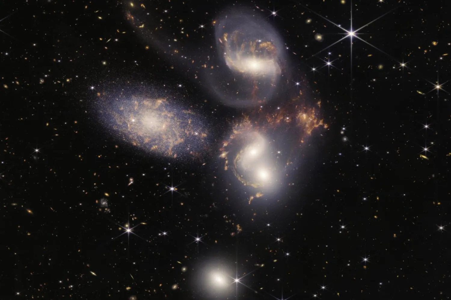 Webb'in görüntülediği Stephan Beşlisi, yaklaşık 290 milyon ışıkyılı uzakta (NASA)

