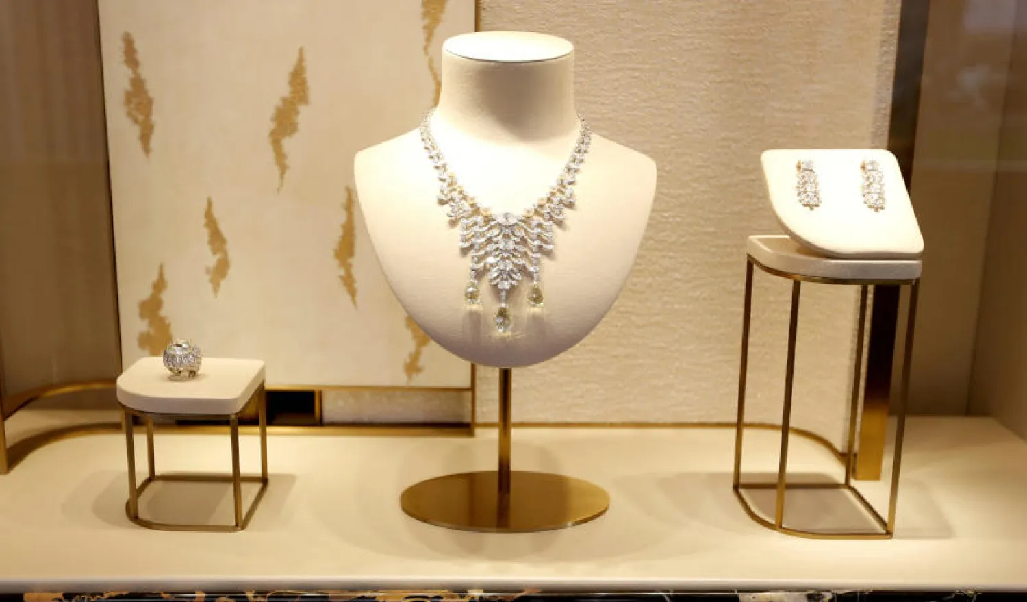 السرقة شملت ما بين 25 إلى 30 خزانة مجوهرات وأحجار كريمة (رويترز)