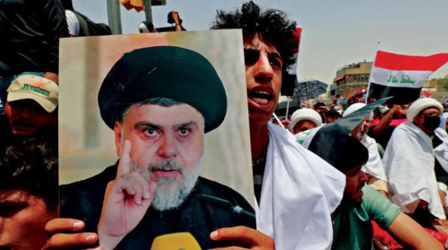 عکس مقتدی صدر در نماز جمعه گذشته در بغداد و تظاهرات علیه المالکی (AFP)
