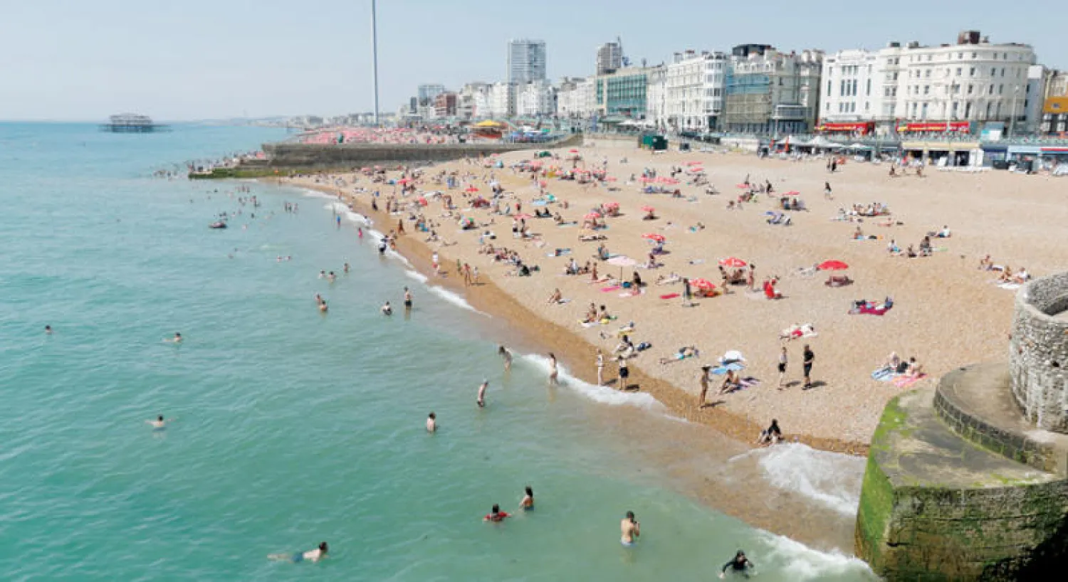 شاطئ مدينة برايتون في بريطانيا ملجأ الهاربين من الطقس الحار (رويترز)