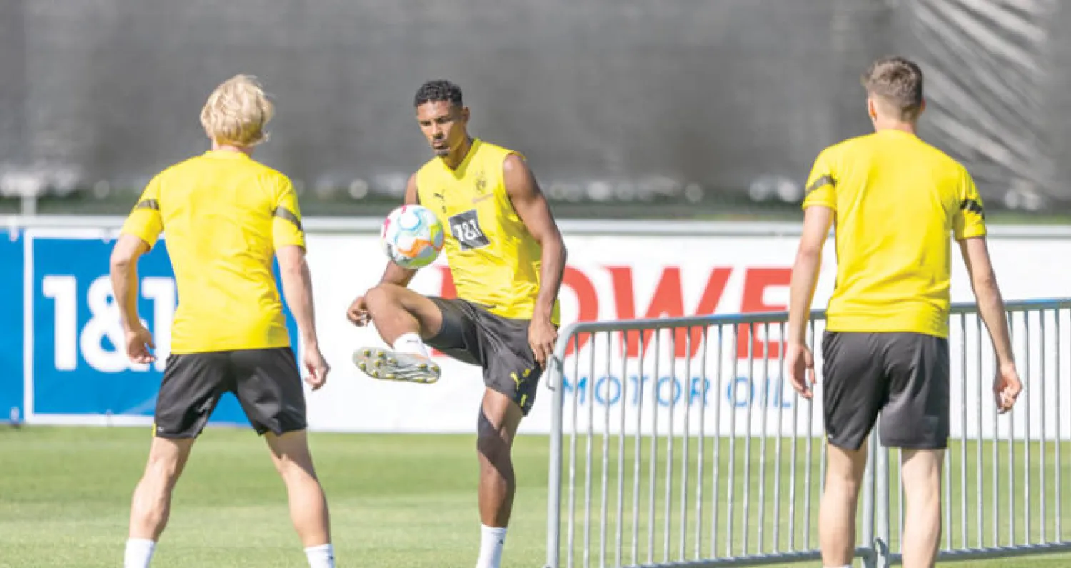 هالر (في الوسط) خلال معسكر دورتموند التدريبي قبل اكتشاف إصابته بسرطان الخصية (د.ب.أ)