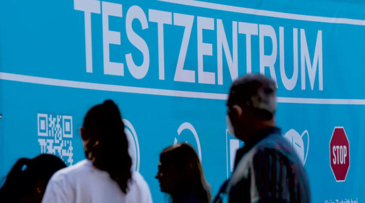 صورة من هامبورغ أواخر الشهر الماضي لمواطنين ينتظرون فحص «كورونا» (د.ب.أ)