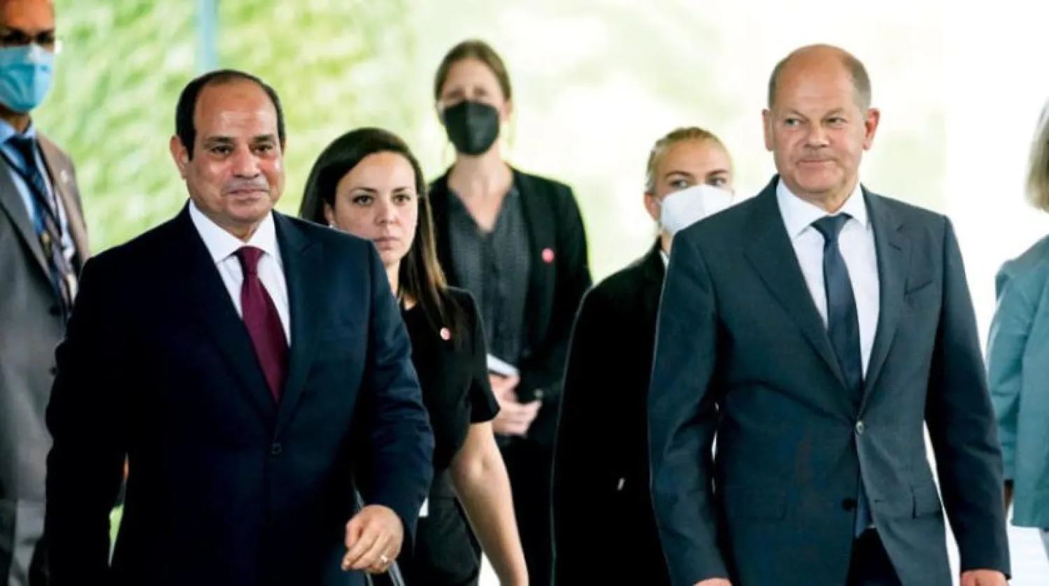 صدر سیسی اور چانسلر شولز کو موسمیاتی کانفرنس  میں شرکت کے لئے جاتے ہوئے دیکھا جا سکتا ہے (ڈی پی اے)