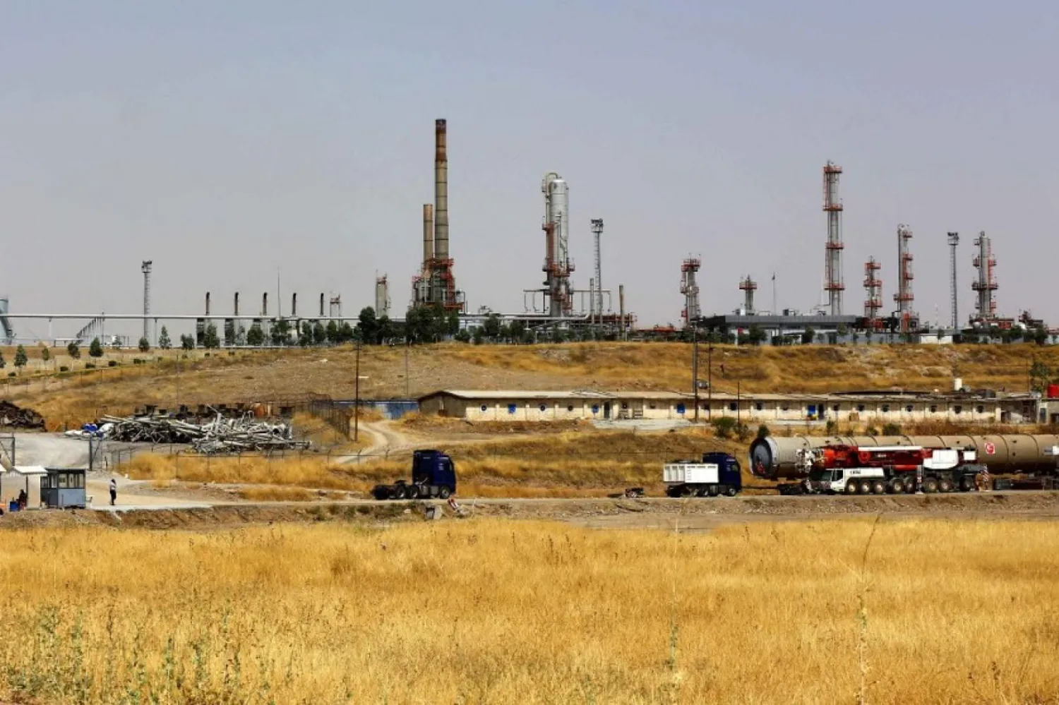 Erbil'in yaklaşık 20 kilometre doğusunda yer alan bölgesindeki petrol rafinerisi (AFP)