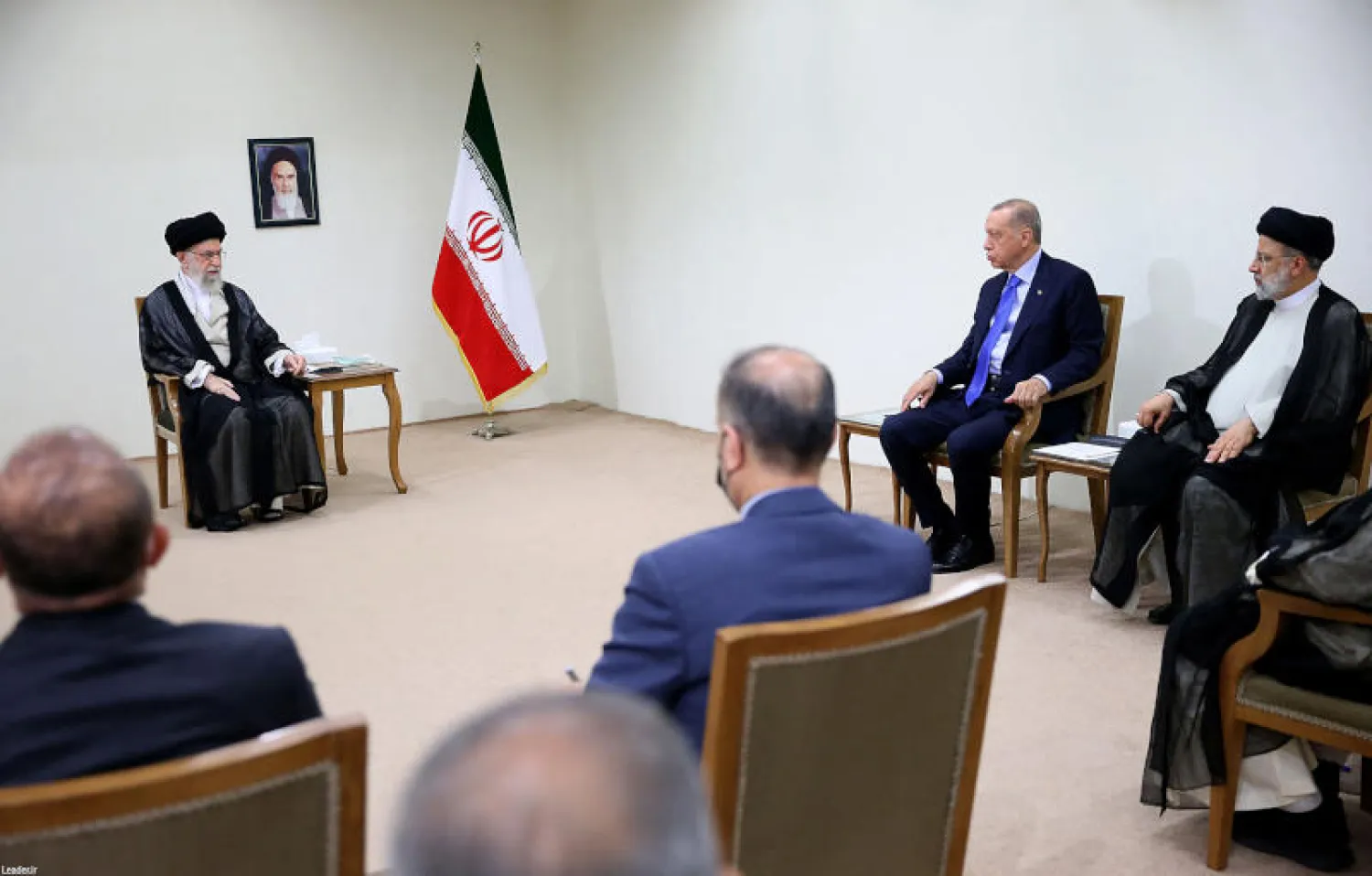 خامنئي مستقبلا إردوغان في طهران اليوم (أ.ف.ب)