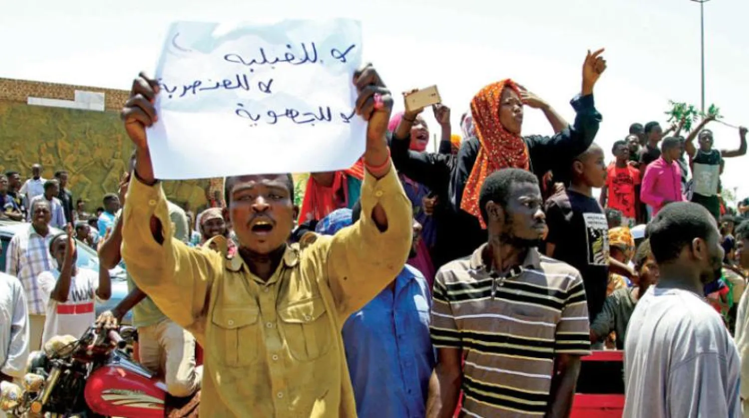 Kordofan bölgesinde Hausa kabilesine mensup göstericiler. (AFP)
