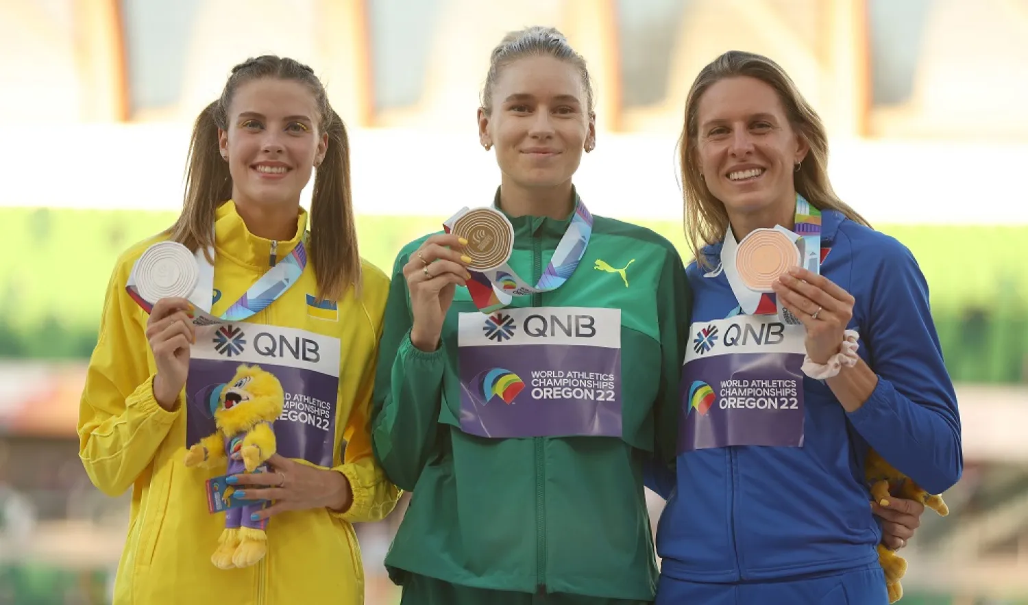 Silver medalist Yaroslava Mahuchikh of Team Ukraine, gold medalist Eleanor Patterson of Team Australia and bronze medalist Elena Vallortigara of Team Italy pose during the medal ceremony for the Women's High Jump on day five of the World Athletics Championships Oregon22 at Hayward Field on July 19, 2022 in Eugene, Oregon. (Getty Images/AFP)