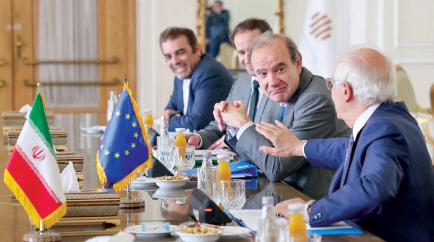 بوريل ونائبه إنريكي مورا على هامش مشاورات بمقر الخارجية الإيرانية في طهران يونيو الماضي (أ.ف.ب)