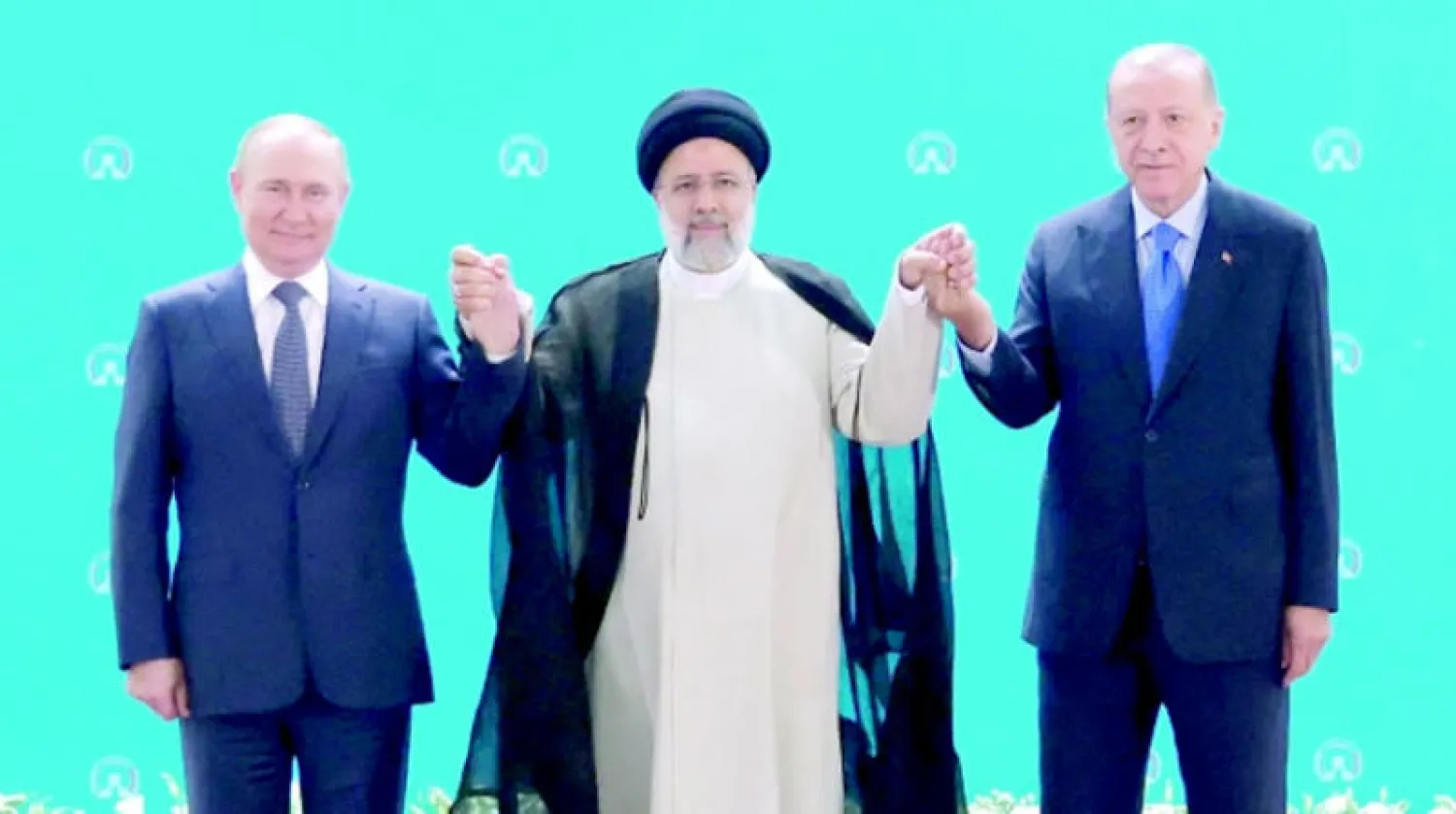 رئيسي متوسطاً إردوغان وبوتين خلال قمة طهران الثلاثاء (الرئاسة الإيرانية)