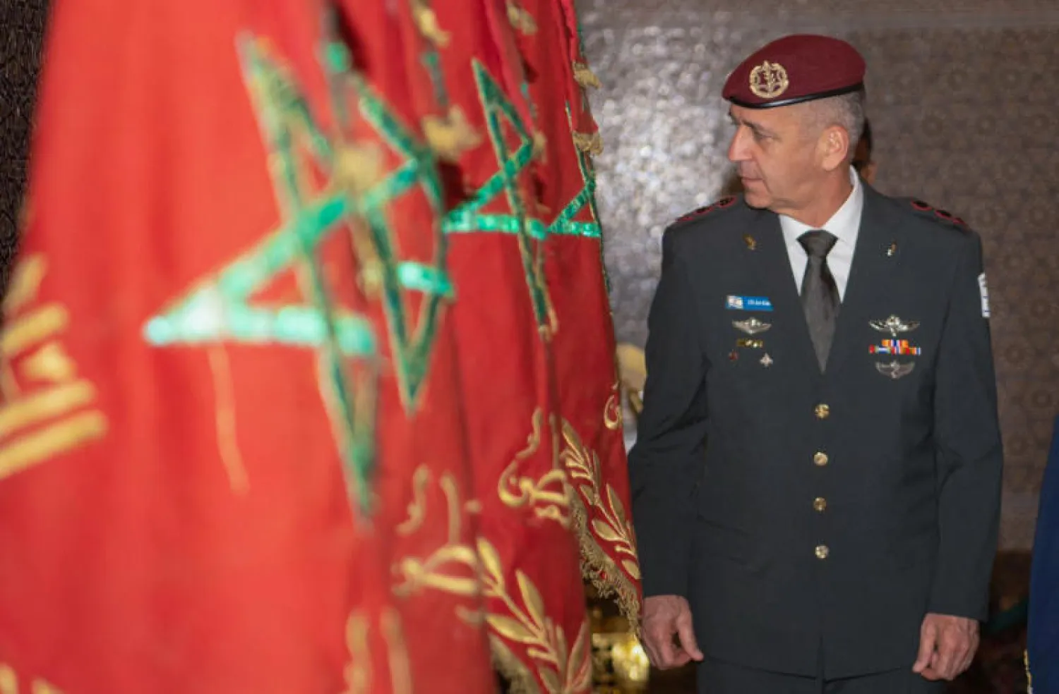 رئيس الأركان أفيف كوخافي بجانب العلم المغربي خلال زيارته لضريحي الحسن الثاني ومحمد الخامس في الرباط (أ.ف.ب)