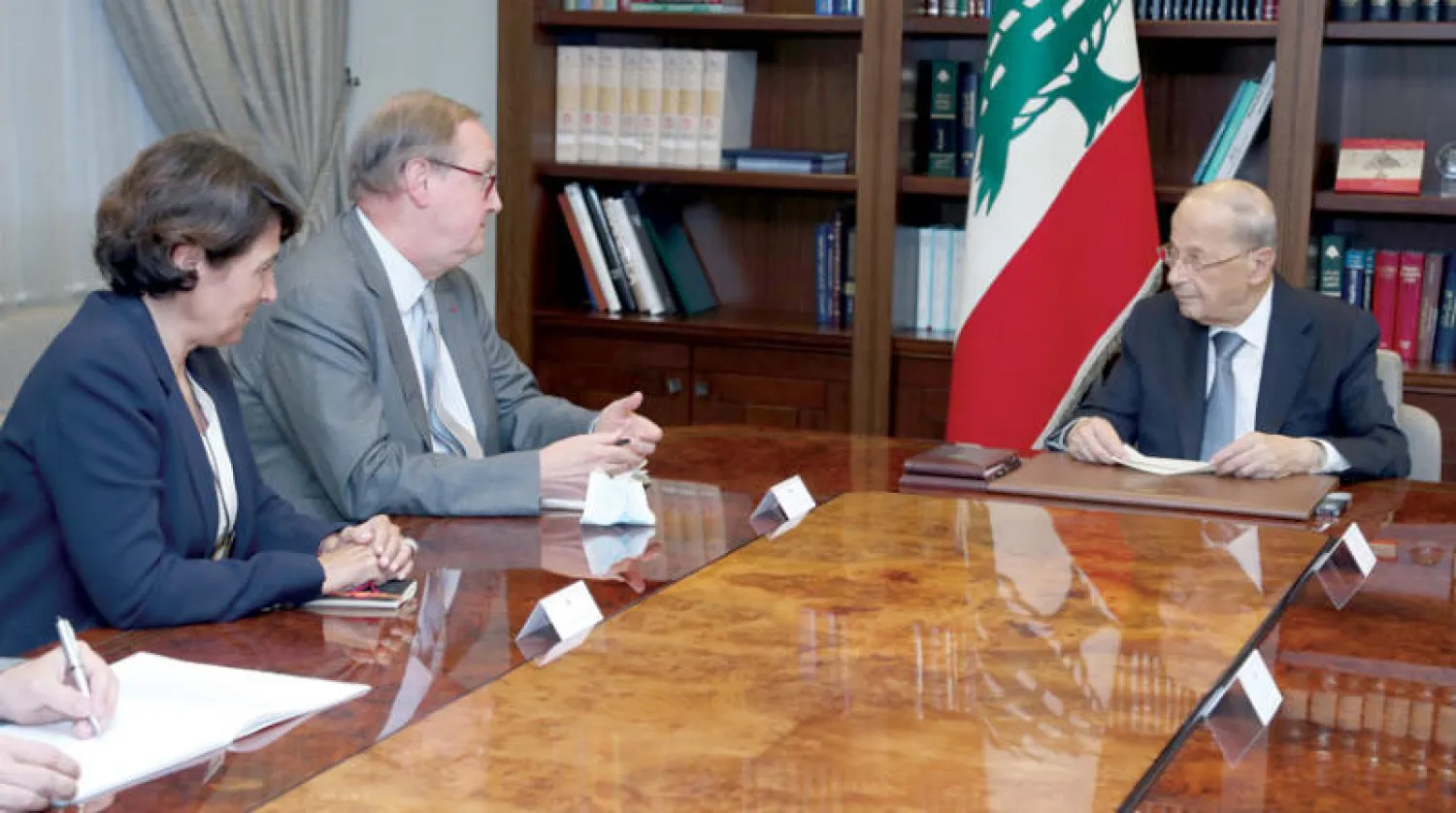 الرئيس عون مستقبلاً أمس الموفد الفرنسي دوكين والسفيرة الفرنسية في لبنان (دالاتي ونهرا)