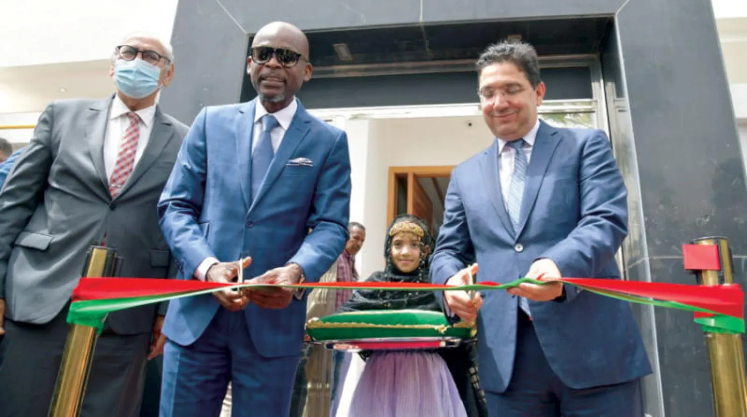 وزير خارجية المغرب ونظيره التوغولي لدى افتتاحهما قنصلية عامة الطوغو في الداخلة أمس (الشرق الأوسط)