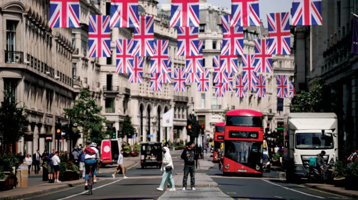 انتعشت المبيعات من قبل المتسوقين الراغبين في الاحتفال باليوبيل البلاتيني للملكة إليزابيث (أ.ب)