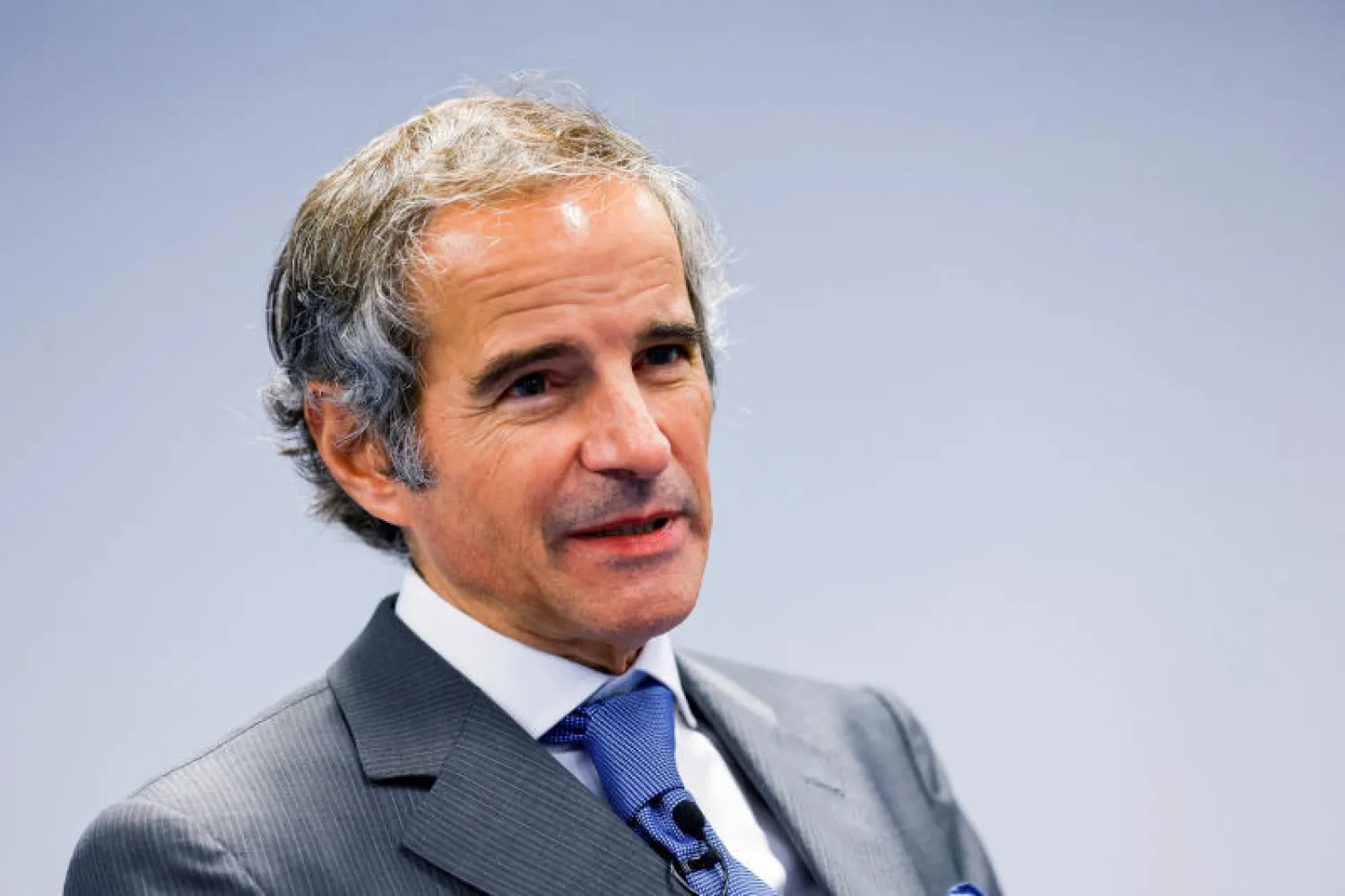 غروسي يشرح دور كاميرات المراقبة في رصد الأنشطة الإيرانية في مؤتمر صحافي بفيينا الشهر الماضي (رويترز)