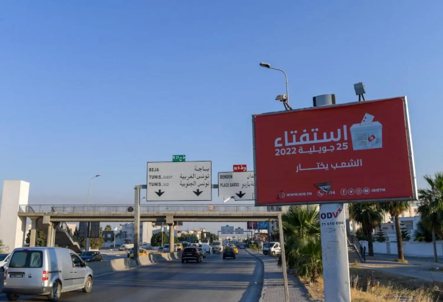 لوحة إعلانات في العاصمة تونس تشجع التونسيين على التصويت على الاستفتاء الدستوري (أ.ف.ب)