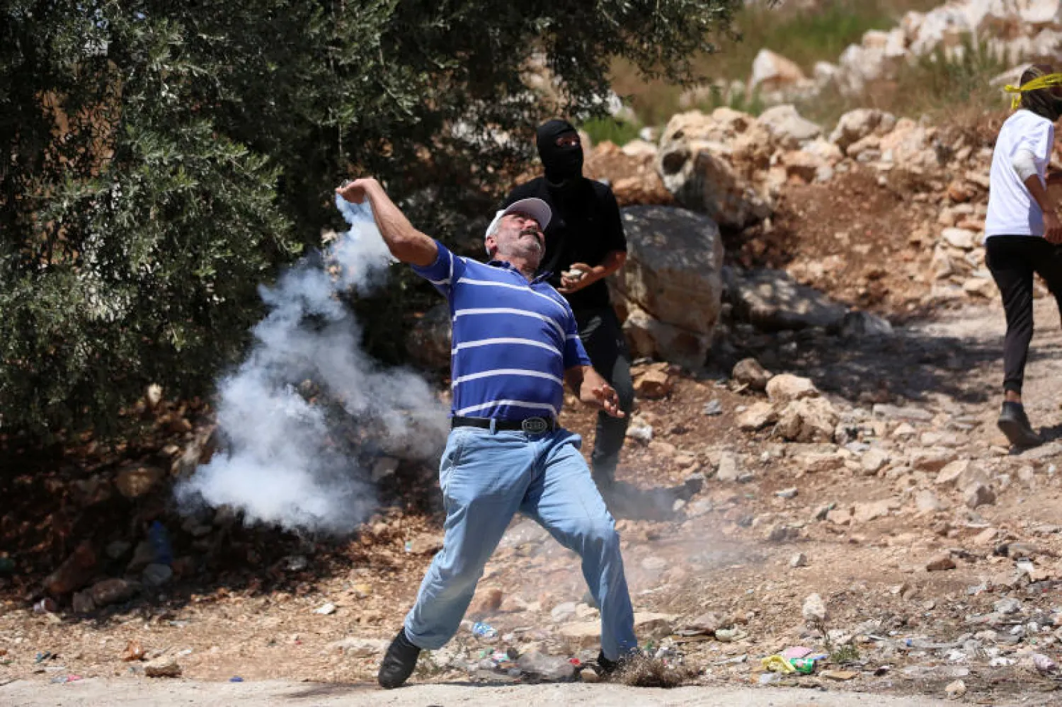 صدامات بين الفلسطينيين والقوات الإسرائيلية احتجاجاً على البؤر الاستيطانية في قرية كفر قدوم (د.ب.أ)