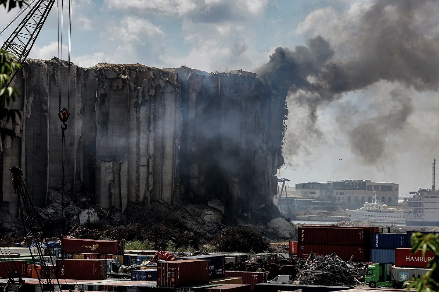21 July 2022, Lebanon, Beirut: Heavy black smoke billows from devastated Beirut port wheat silo, where nearly two years ago an explosion killed more than 200 people and injured more than 7,000. (dpa)
