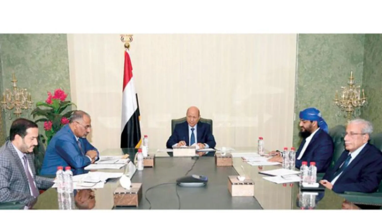 Yemen Başkanlık Konseyi, Dr. Reşad el-Alimi liderliğinde Aden’de toplandı. (Saba)