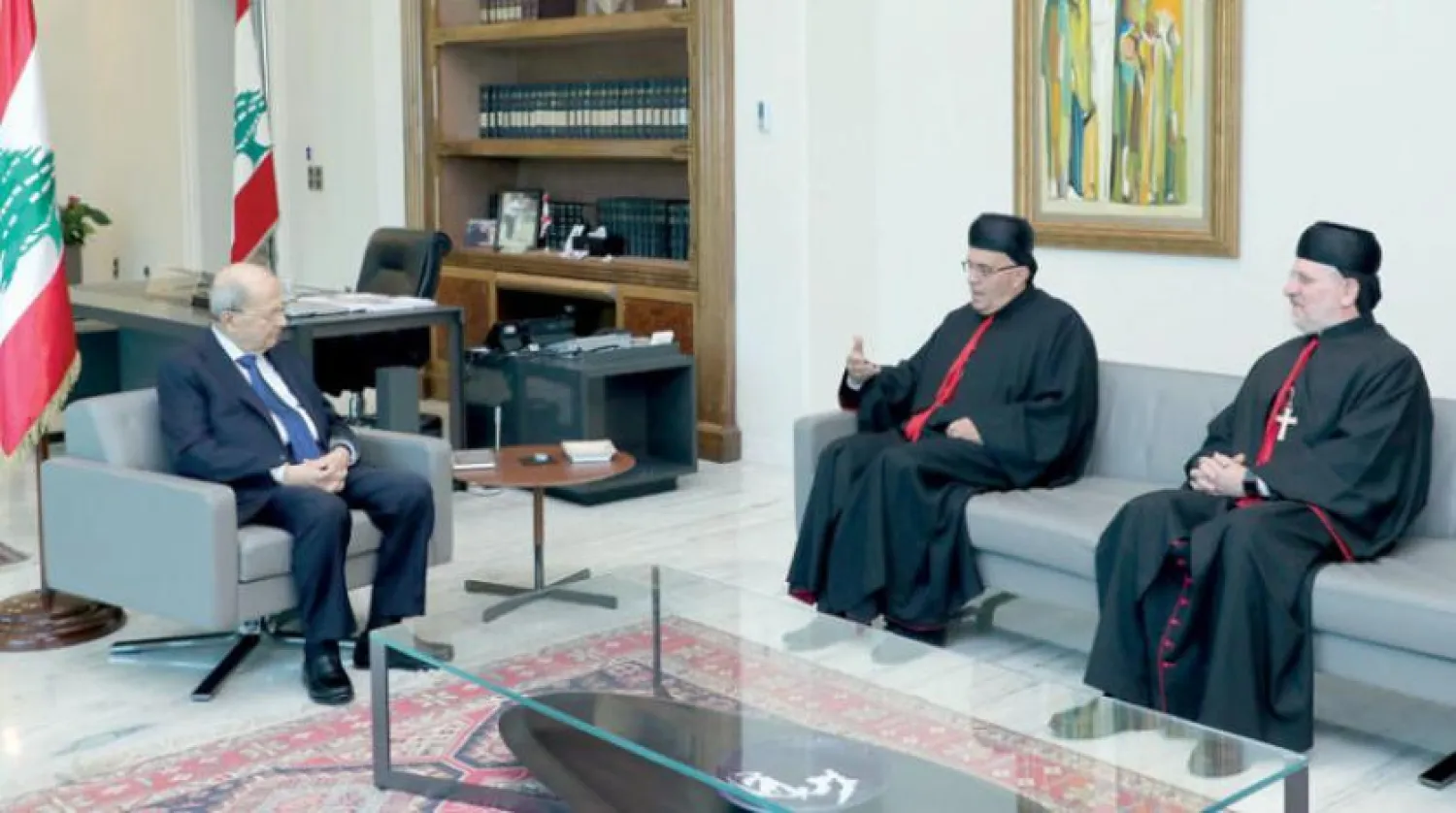 صدر جمہوریہ کو کل مطران موسیٰ الحاج کا مطران مائکل عون کی موجودگی میں استقبال کرتے ہوئے دیکھا جا سکتا ہے (دلاتی اور نہرا)