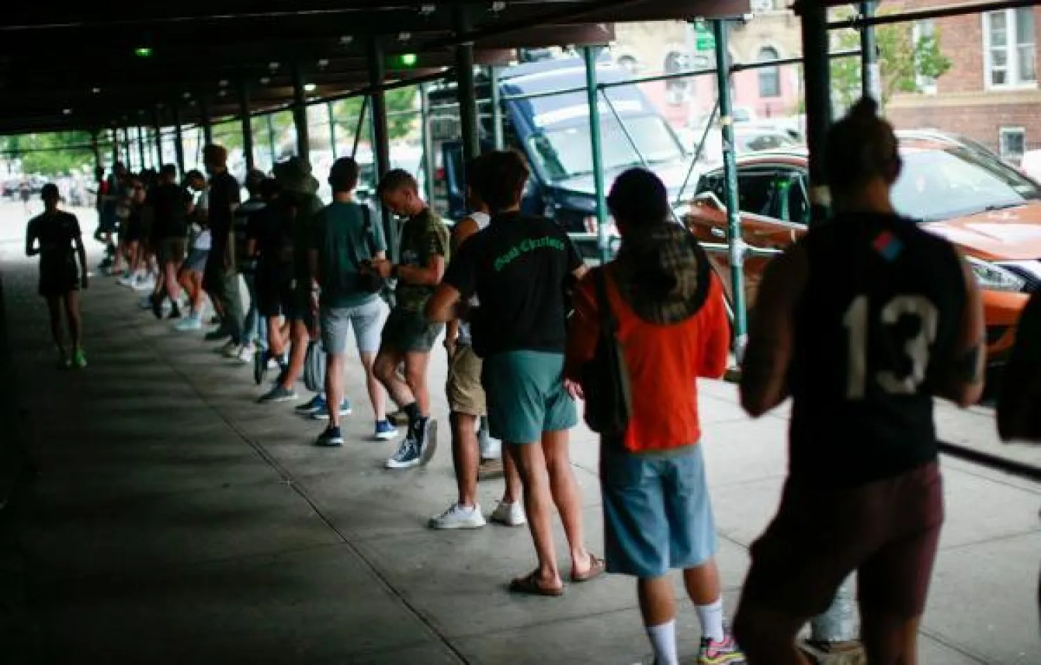 طابور لتلقي لقاح جدري القرود قبل افتتاح موقع تطعيم جماعي في بروكلين بمدينة نيويورك (ا.ف.ب)