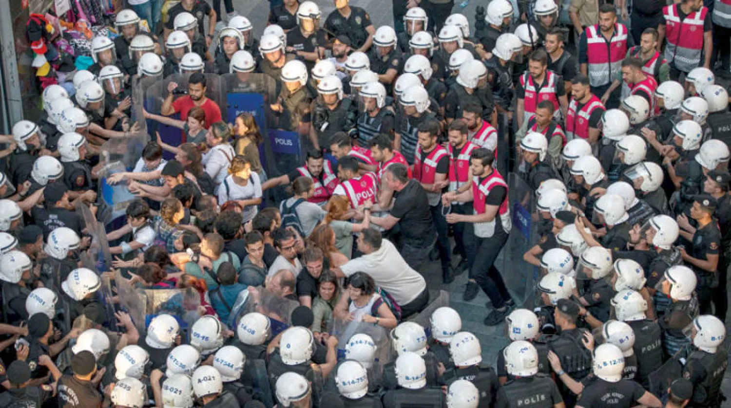 احتجاز الشرطة التركية لمتظاهرين في إسطنبول بذكرى تفجير انتحاري في سروج على الجانب الآخر من بلدة كوباني السورية عام 2015 (أ.ف.ب)