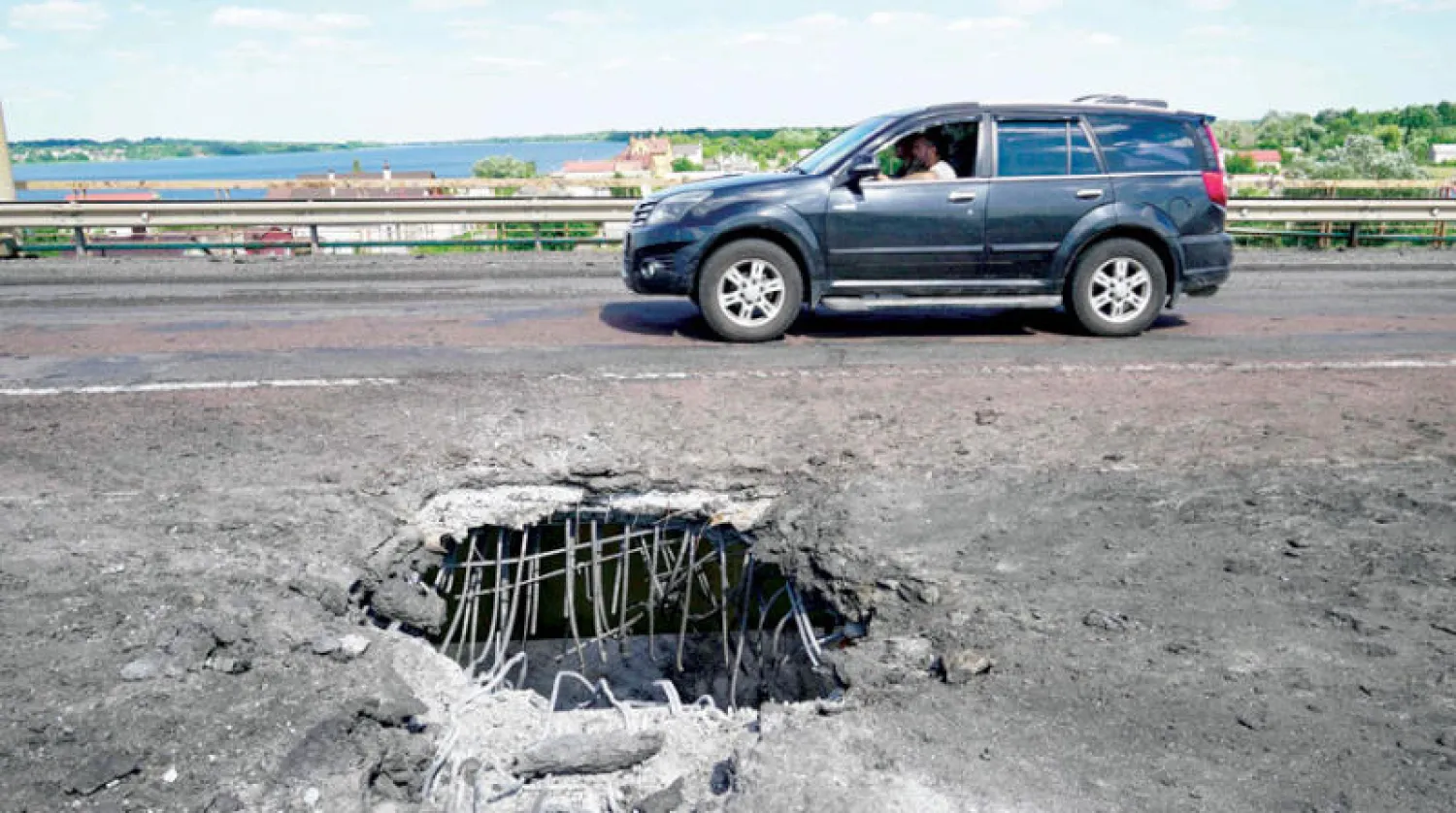 واصلت القوات الأوكرانية هجومها على القوات الروسية المتمركزة قريباً من جسر أنتونيفسكي الرئيسي غرب نهر دنيبرو في خيرسون (أ.ف.ب)