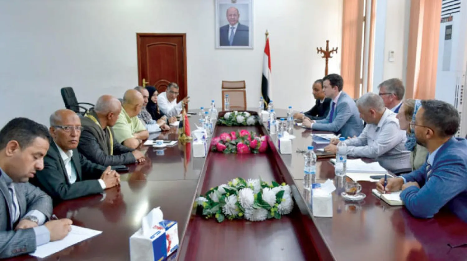 جانب من لقاء جمع مستشار غروندبرغ العسكري مع محافظ تعز ومسؤولين بالمحافظة السبت (سبأ)