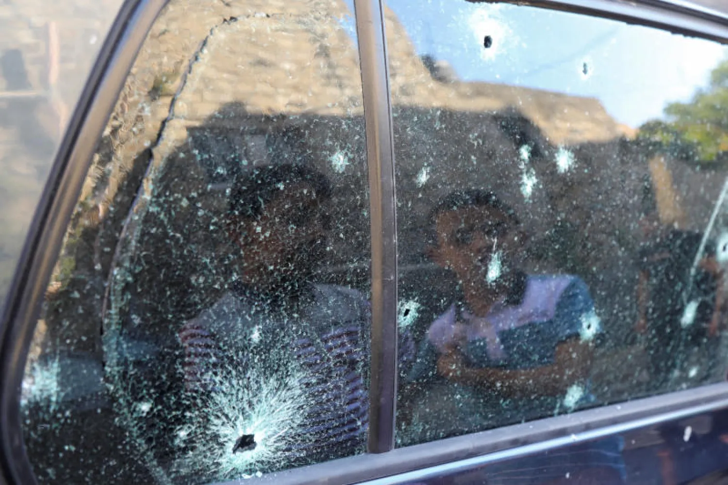 تجمع الناس في مكان مقتل ناشطين فلسطينيين بنابلس (رويترز)