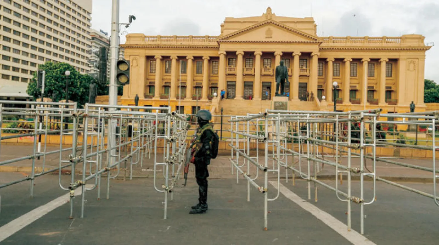جندي سريلانكي يقف خارج مقر الرئاسة بكولومبو في 23 يوليو (إ.ب.أ)