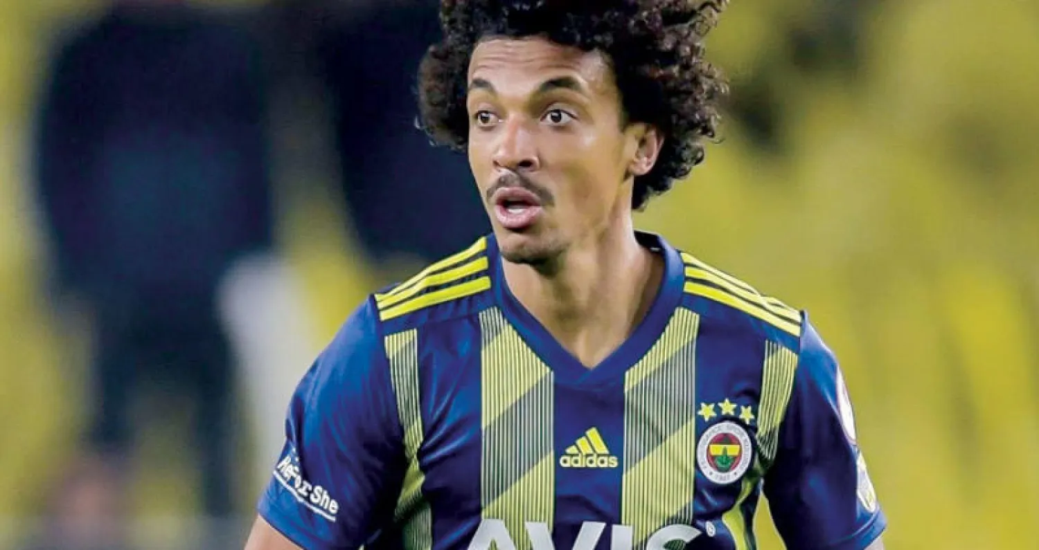 غوستافو بقميص فنربخشة التركي (الشرق الأوسط)