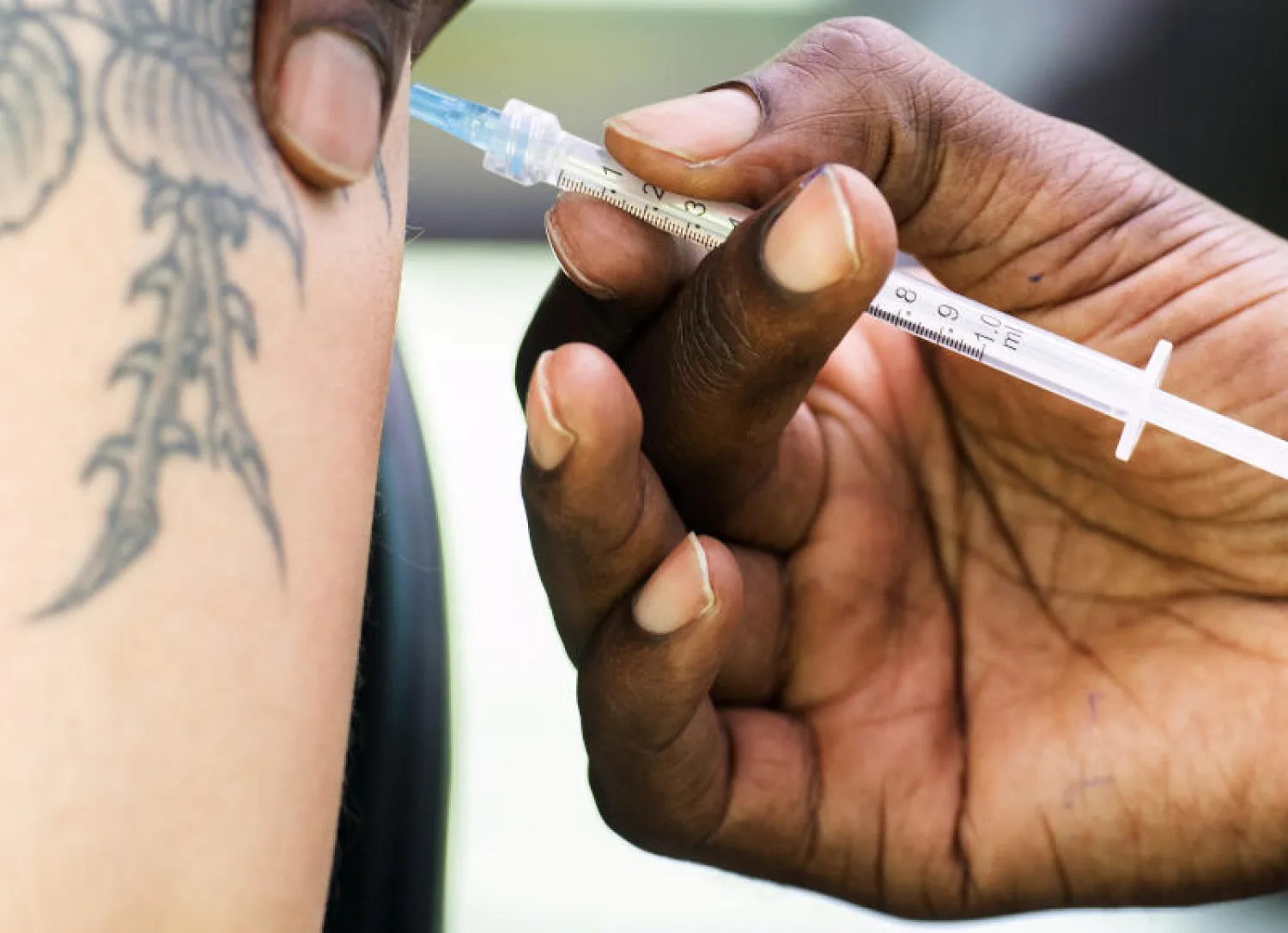رجل يتلقى لقاحاً ضد جدري القردة بإحدى العيادات بمونتريال في كندا (أ.ب)