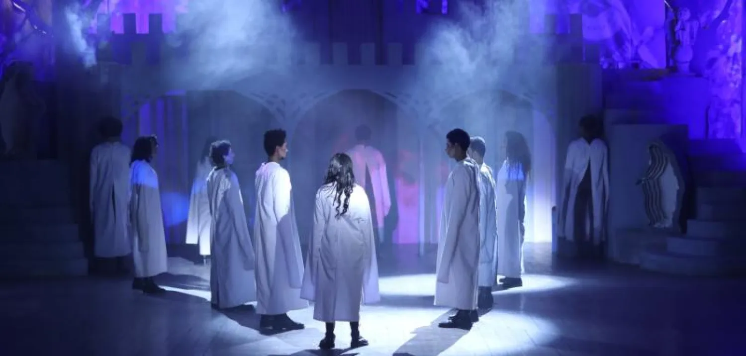 مشهد من مسرحية «هاملت بالمقلوب» (البيت الفني للمسرح)