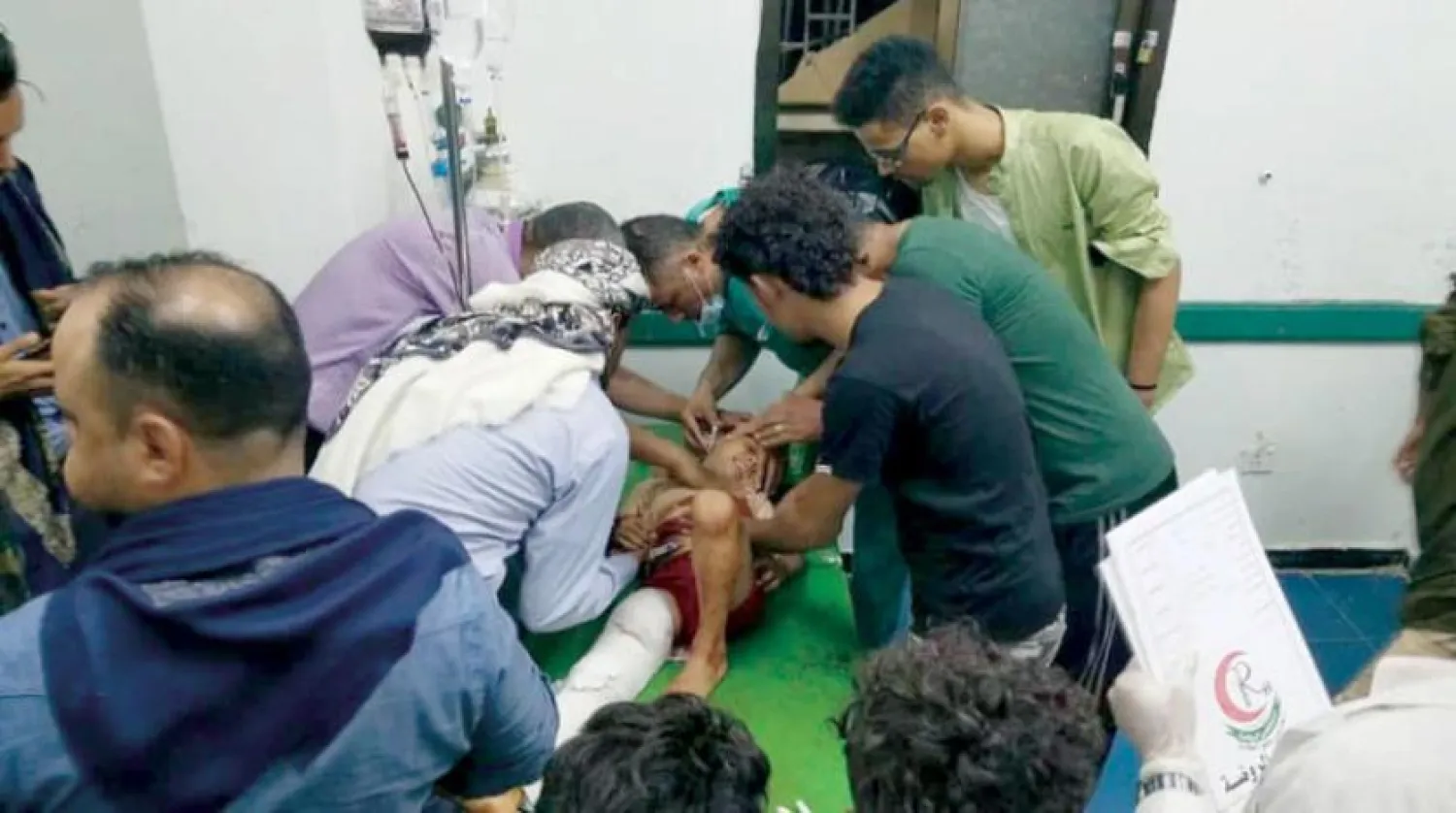 Taiz'de Cumartesi günü Husilerin bombardımanı sonucu yaralanan bir çocuğa sağlık ekipleri müdahale ediyor