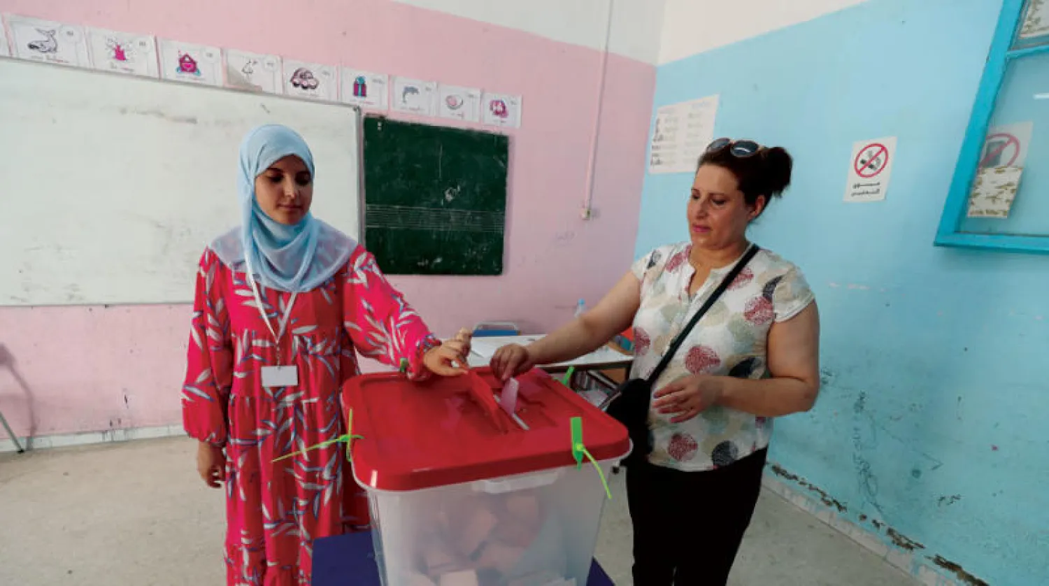 تونسية تدلي بصوتها داخل أحد مراكز الاقتراع وسط العاصمة (إ.ب.أ)