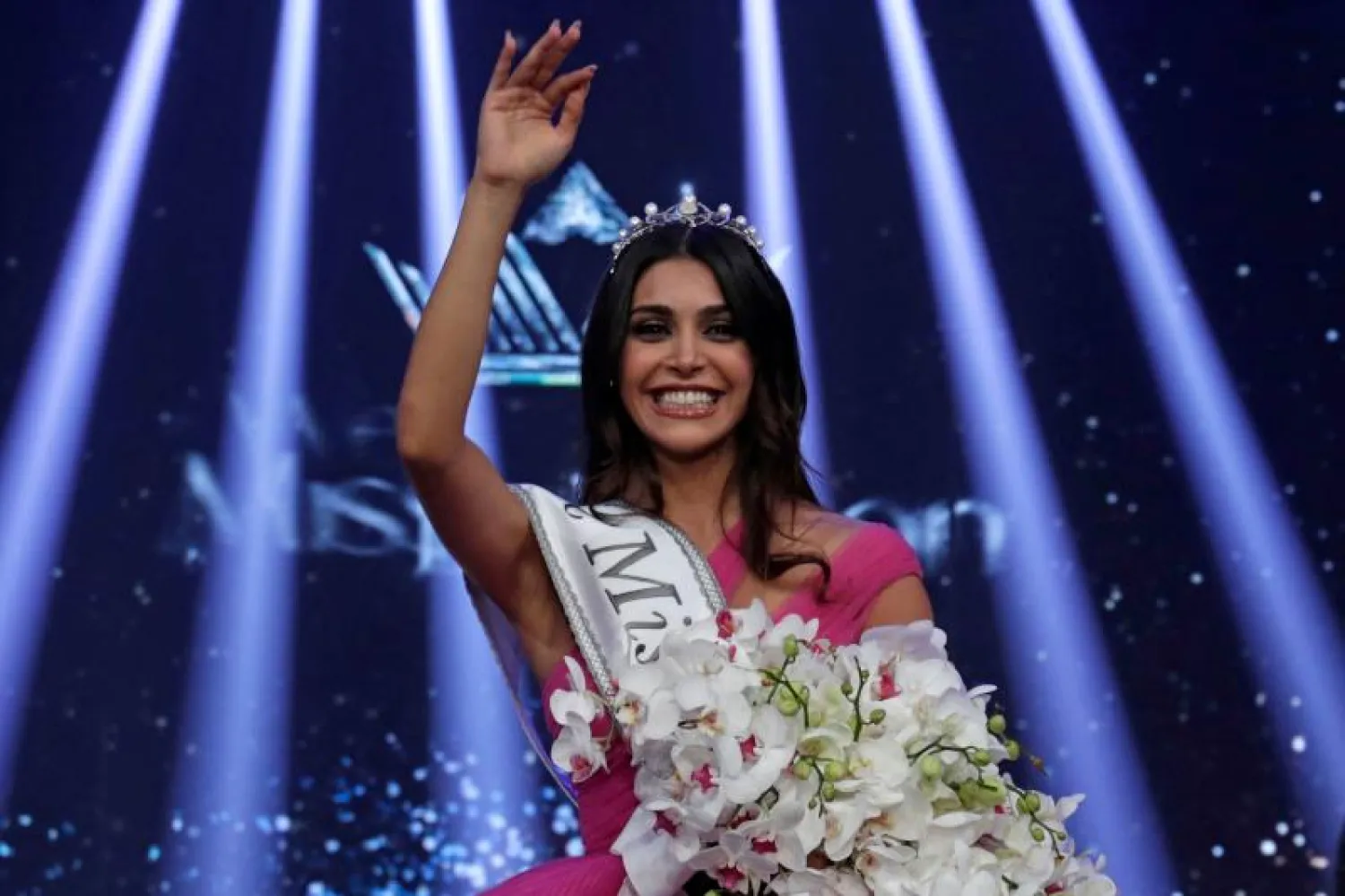 ياسمينا زيتون بعد فوزها بلقب ملكة جمال لبنان لعام 2022 أمس (أ.ف.ب)