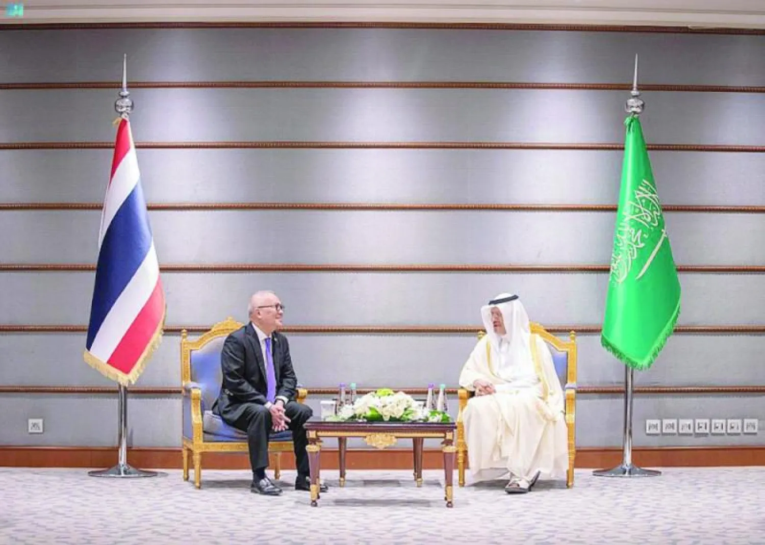 وزير الطاقة السعودي الأمير عبد العزيز بن سلمان يلتقي بنظيره التايلندي أمس في الرياض (واس)