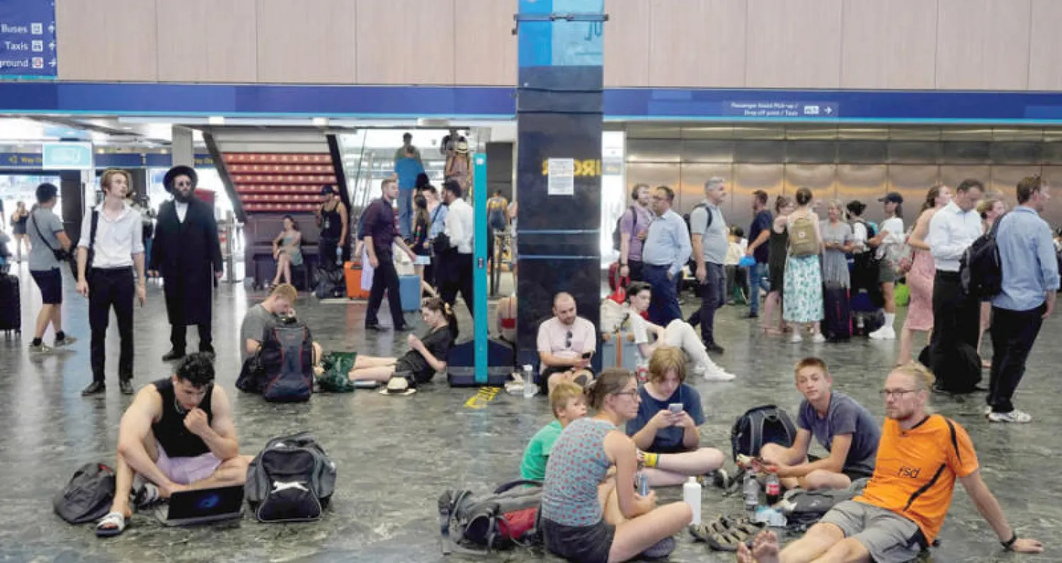 مسافرون في مطار هيثرو بالمملكة المتحدة (أ.ف.ب)