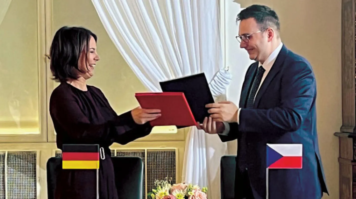 وزيرة الخارجية الألمانية أنالينا بيربوك خلال اجتماع أمس مع نظيرها التشيكي يان ليبافسكي في براغ (إ.ب.أ)