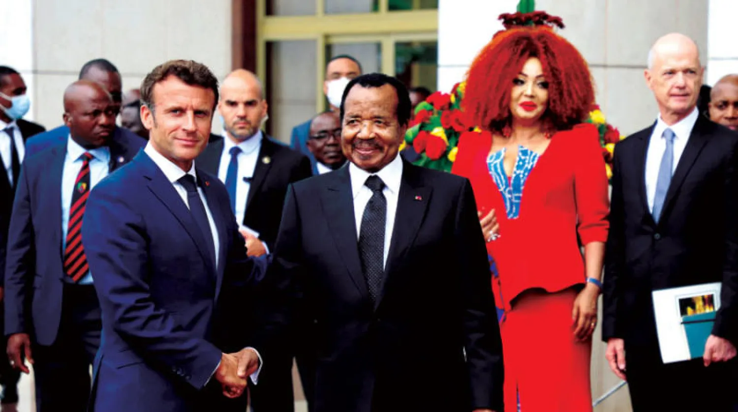 الرئيسان الكاميروني بول بيا والفرنسي إيمانويل ماكرون في القصر الرئاسي في ياوندي، أمس (رويترز)
