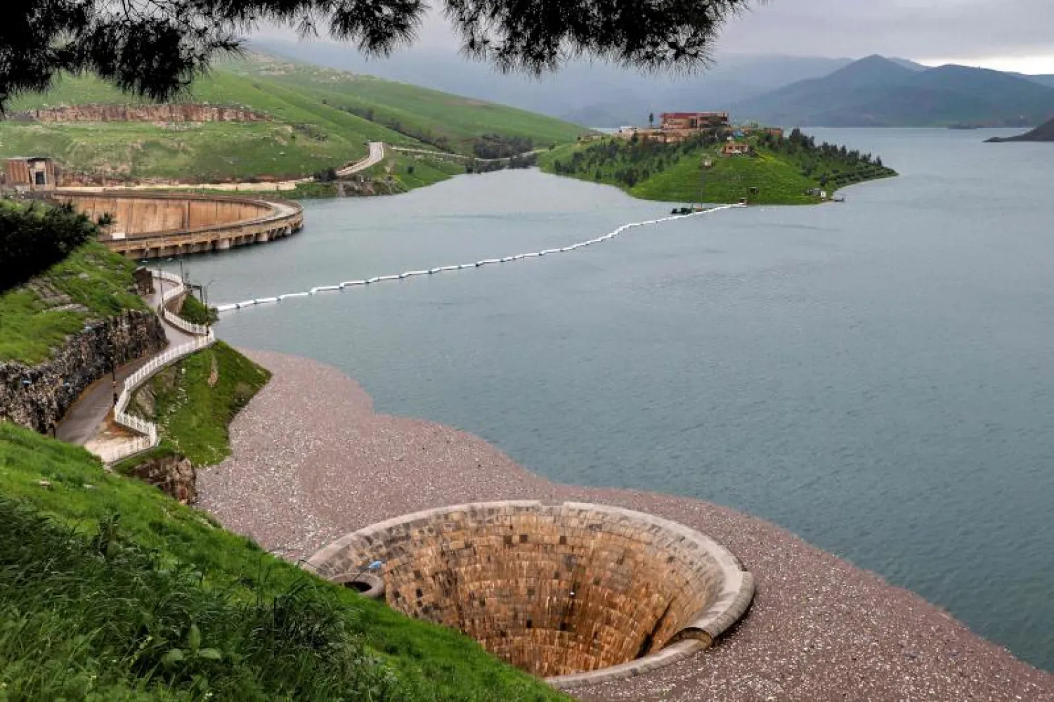 جانب من بحيرة دوكان (أ.ف.ب)